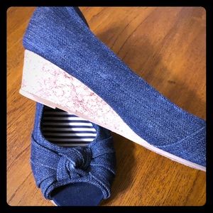 Girls American Eagle denim dress shoes.